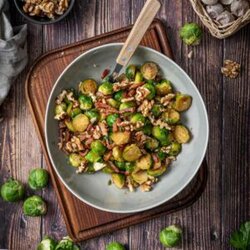 Ein Rezept für Rosenkohlsalat mit Speck und Zwiebeln