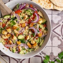 Griechischer Nudelsalat mit Kritharaki, Halloumi und Zitronen-Kreuzkümmel-Dressing