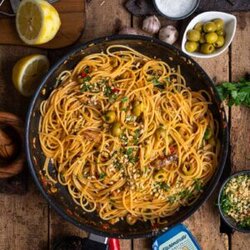 Sardinen Pasta in der Pfanne mit grünen Oliven, Tomatenmark und eingelegten Sardinen – ein sardinen rezept im sizilianischen Stil