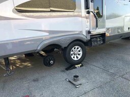 Jacking Up RV