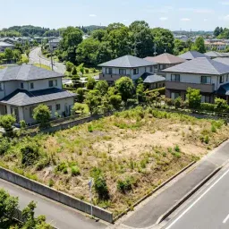 相続した道路沿いの空き地を少し上から俯瞰したイメージ