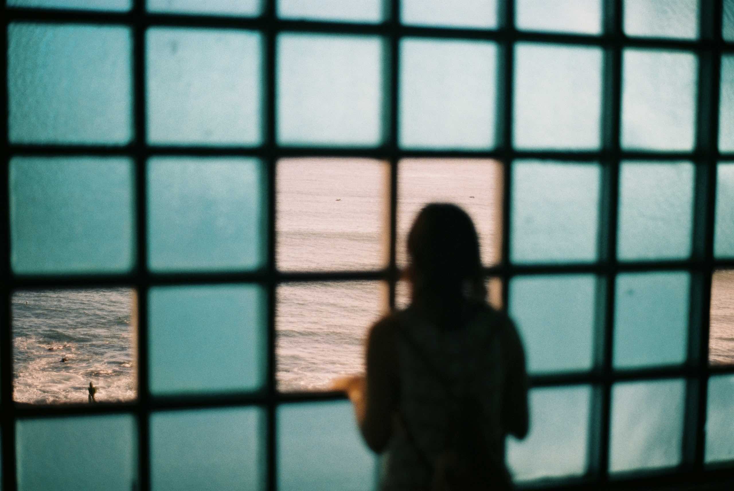 Ein Blick in die psychedelische Zukunft – Person schaut aus dem Fenster auf das Meer.
