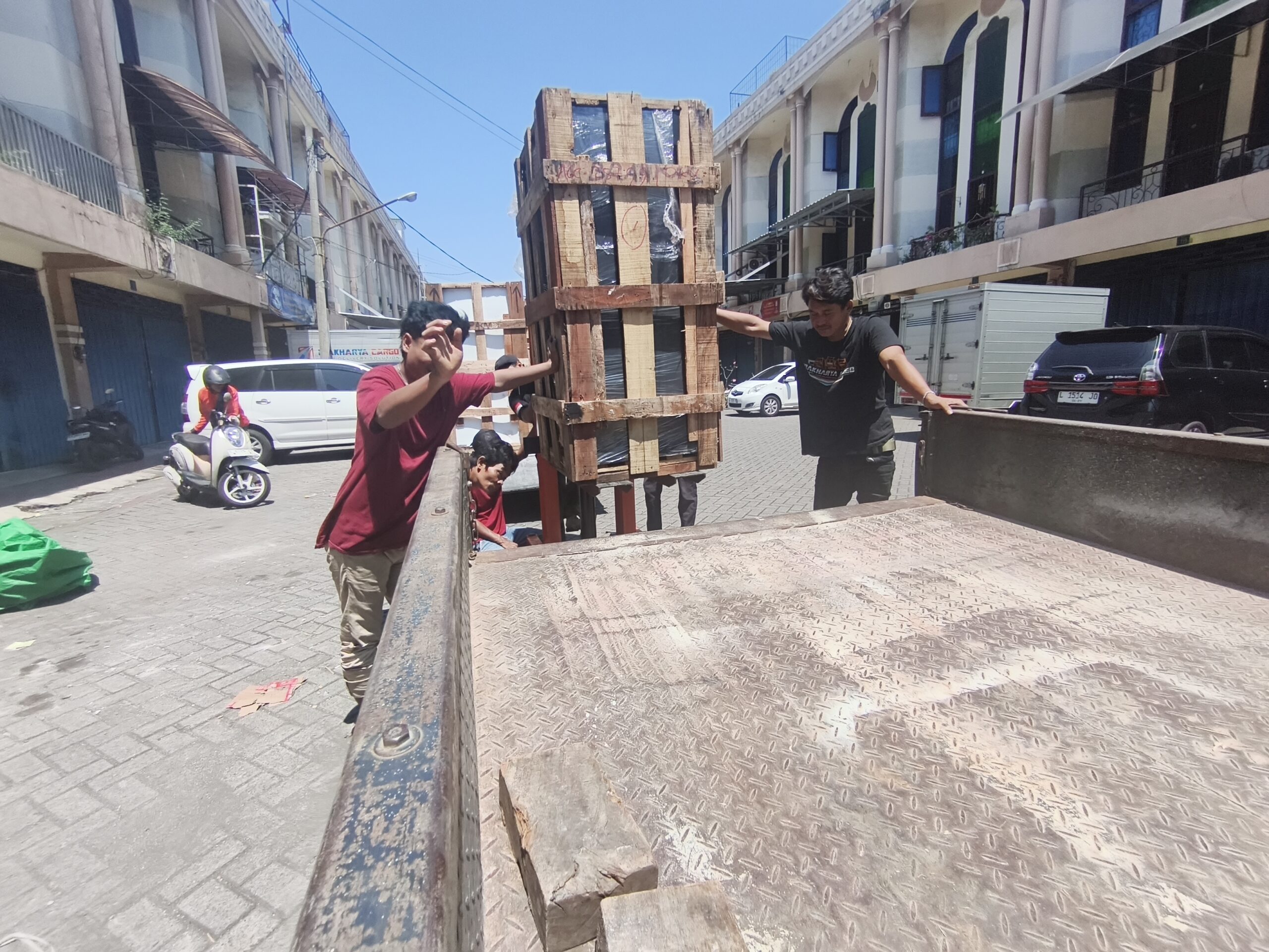 Pengiriman barang proyek ke Palu