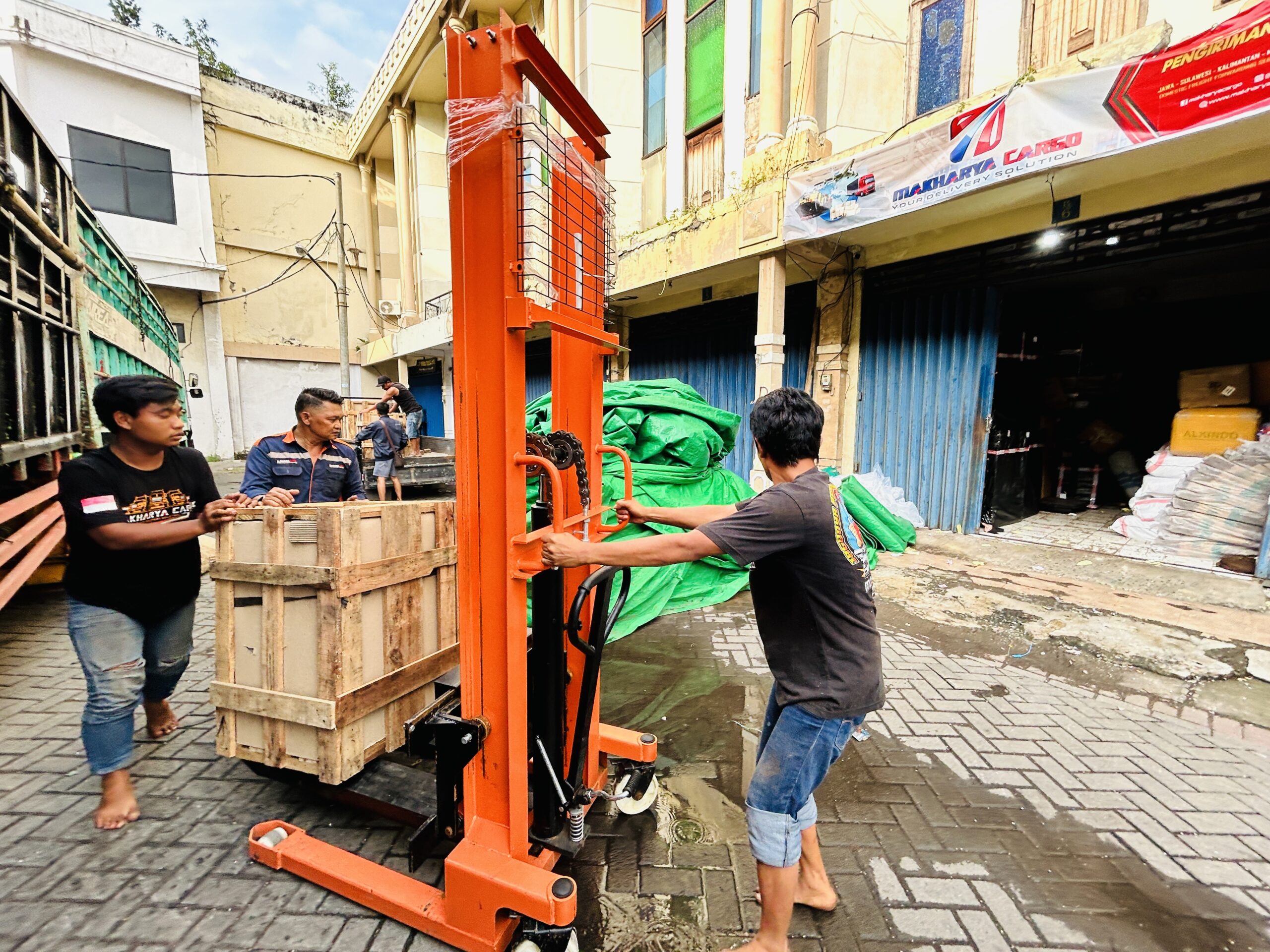 ekspedisi surabaya kolaka via laut murah dan aman