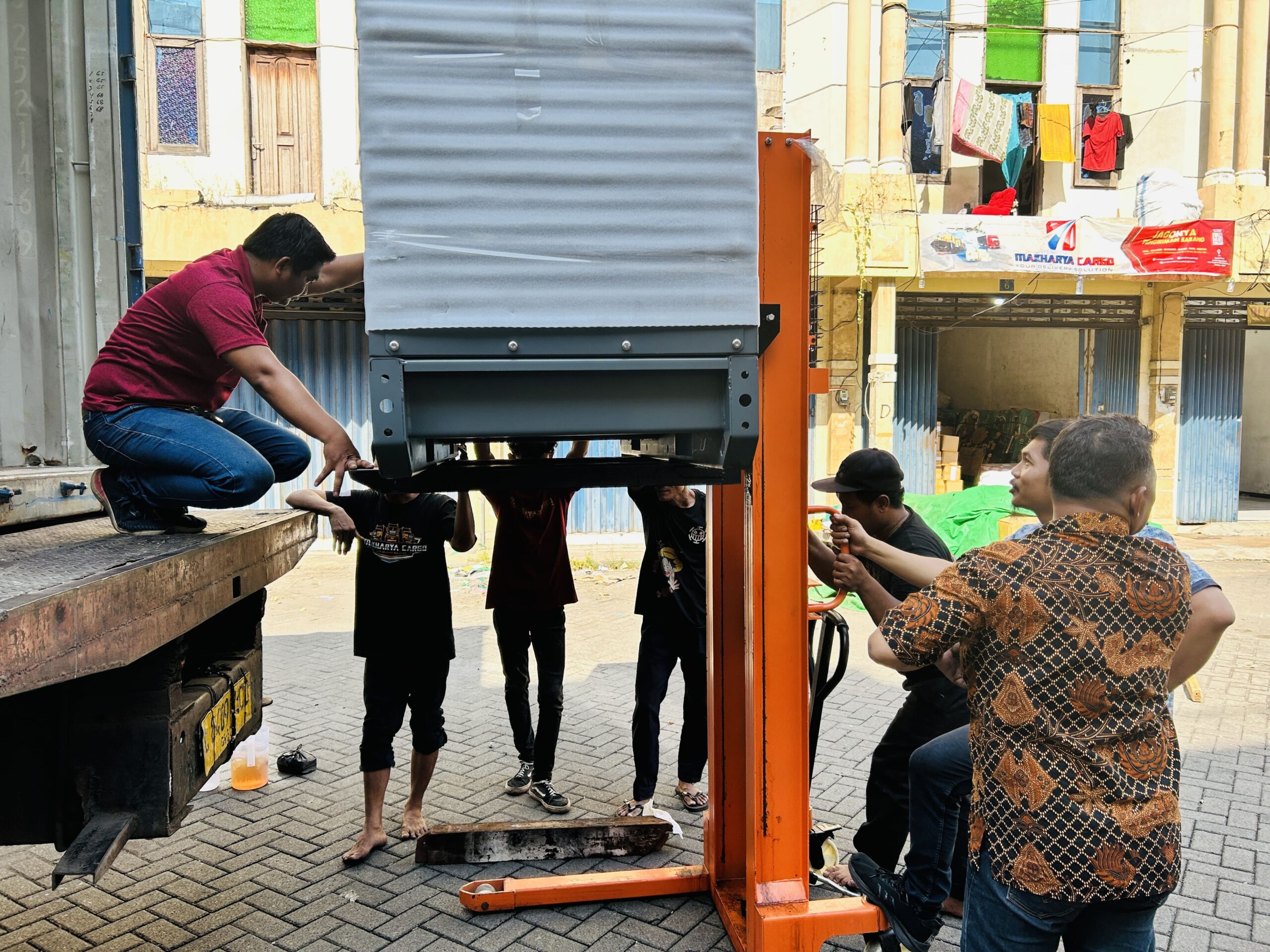pickup barang surabaya kolaka langsung ke rumah pengirim
