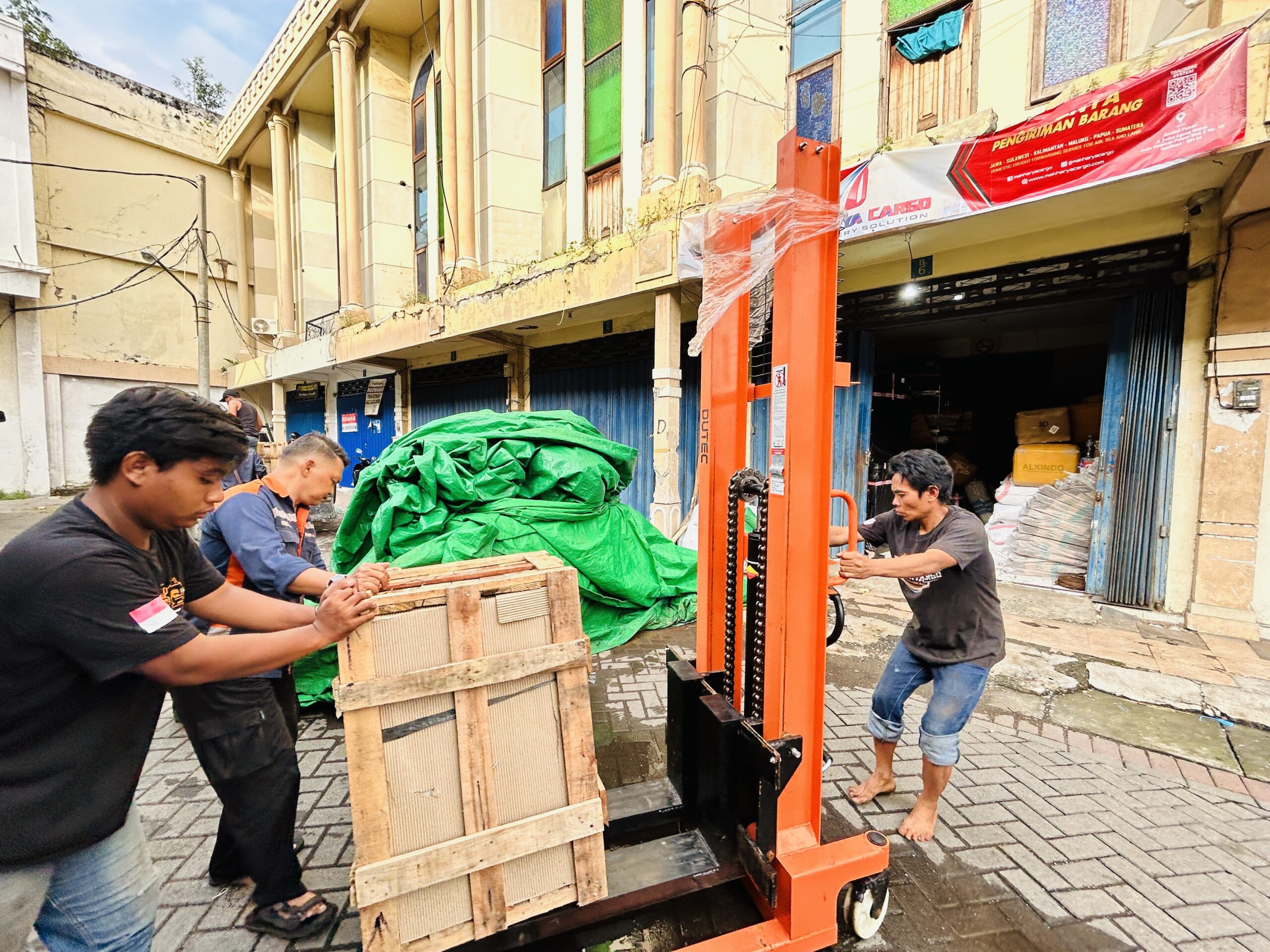 tarif cargo surabaya kolaka per kg dan volume