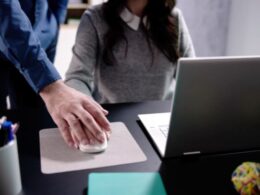 Hành vi quấy rối tình dục nơi công sở