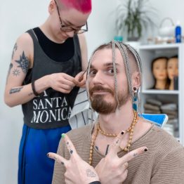 мужчина в braidart studio