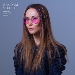 Перья в волосах