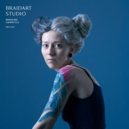 Афрокудри в причёске, заплетём в студии в СПб.