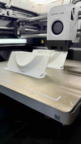 3D Drucker mit weißen Objekten, 3D Schmiedewerk