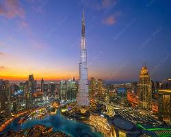 برج خليفة شامخًا في وسط مدينة دبي وقت الغروب