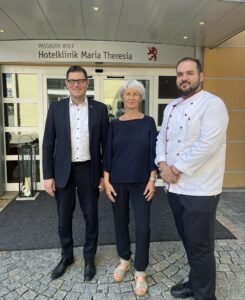 v.l. Stephan Merz, Standortleitung Passauer Wolf Bad Griesbach, Elisabeth Ernst, Jobbegleiterin am Wirtschaftsforum Passau, Mohammad Karimi, ausgebildeter Koch beim Passauer Wolf Bad Griesbach