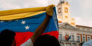 Bandera de Venezuela sostenida por hombre