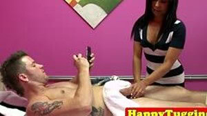 Asiatin massiert ihm die Latte weg