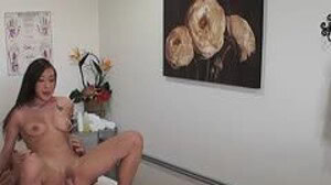 Asiatische Schwanzmassage endet in geilem Fick