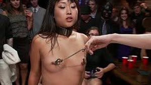 Devotes Asia-Girl mit Nippelklemmen wird öffentlich gedemütigt