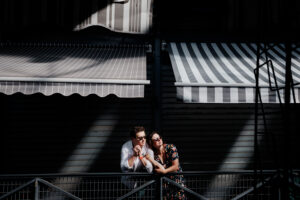 photo de couple à Paris aux puce de Saint Ouen