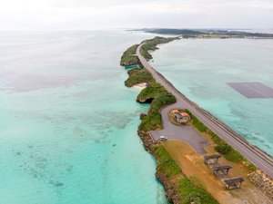 投稿についてもっと詳しく [無料素材]宮古島と池間島を結ぶ池間大橋駐車場上空からの風景
