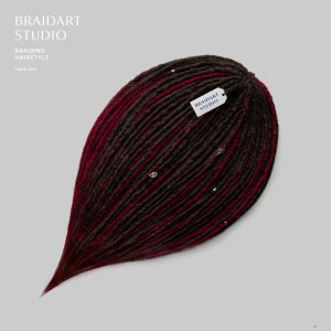 Де-дреды тёмно-коричневые с вишнёвым.