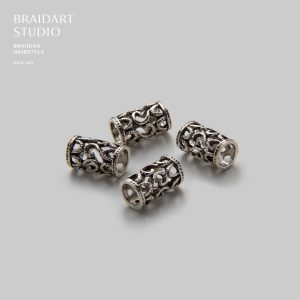 Бусинка серебристая с завитками.