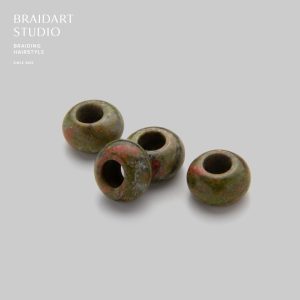 Бусина каменная из унакита.