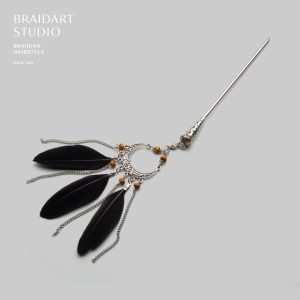 Шпилька с черными перьями.