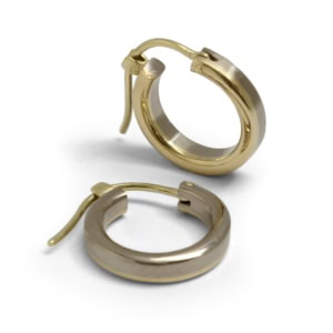 twee kleuren gouden oorbellen van omgesmolten goud