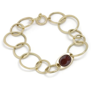 een steen uit een zegelring in een armband van oud goud