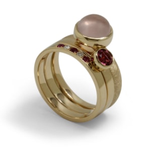 een set ringen gemaakt van oud goud