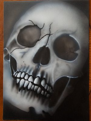 Original Airbrush-Gemälde Skull – Handgemalter Totenkopf im fotorealistischen Monochrom-Stil auf Künstlerkarton
