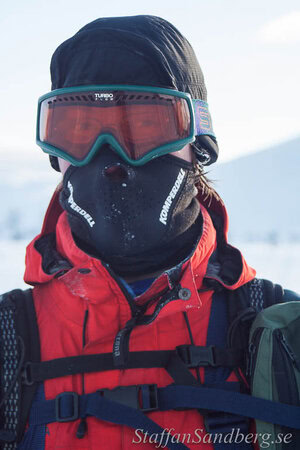 Ansiktsmask och skidglasögon.
