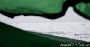 Snö utanför tältet.