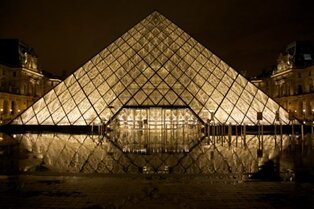 Pyramide du Louvre à Paris
