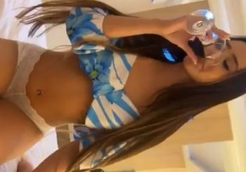 Novinha tomou vinho e liberou geral pro cara