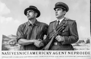 Obrázek z roku 1950 , jak si na poli podává družstevní zemědělec ruku s vojákem se slovy Naší vesnicé americký agent neprojde !