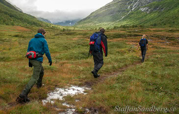 Grupp på vandring med vandringskängor.