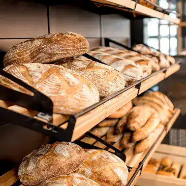 Bäckereitheke mit frischem Brot