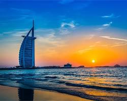 إطلالة ساحرة على أحد شواطئ دبي المجانية مع ظهور برج العرب في الأفق وقت الغروب.