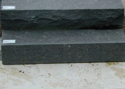 Blockstufen Außentreppen Garten Stufen Basalt spaltrau geflammt Natursteine Eckert Frankenhardt Gartengestalltung Schwäbisch Hall Crailsheim Gaildorf Ellwangen