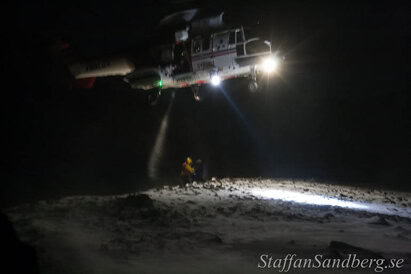 Helikopterräddning under en lavinövning.