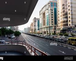 شارع الرقة في دبي يظهر المباني السكنية والنشاط التجاري في منطقة ديرة الحيوية.