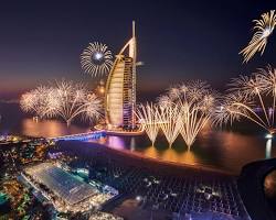 تصميم معماري مبتكر لواحد من أحدث المعالم السياحية في دبي مع إضاءة عصرية.