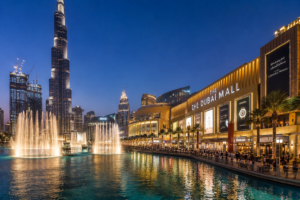 الواجهة الرئيسية لدبي مول مع نافورة دبي