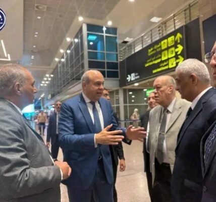 وزير الطيران المدني يتابع انسيابية حركة الركاب بمطار القاهرة
