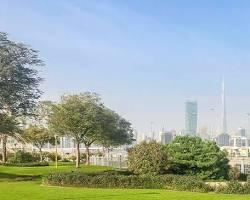 منظر بانورامي لمنطقة القوز في دبي يجمع بين الصناعات والفنون الحديثة