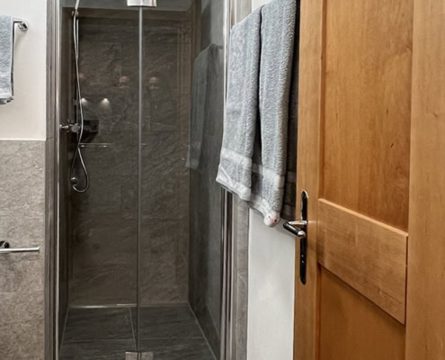 moderne Dusche im Studio im Haus Vira