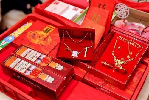 Sính lễ cưới được chuẩn bị theo phong tục địa phương