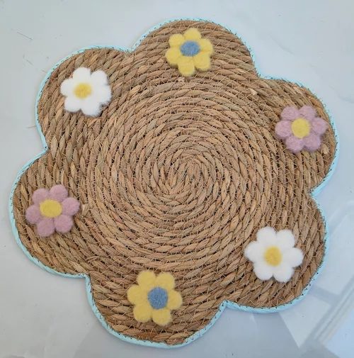 seagrass placemat with flower decor