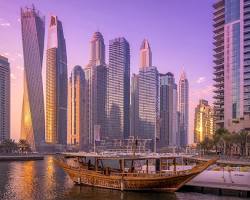 ممشى دبي مارينا مع إطلالة على الأبراج واليخوت ليلاً.